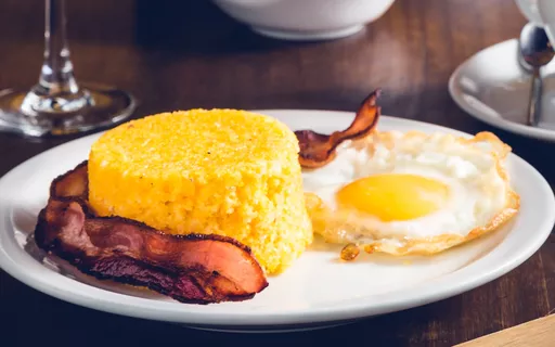 Cuscuz Queijo, Ovo e Bacon