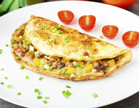 Omelete, Carne, Queijo, Tomate, Cebola, e Orégano