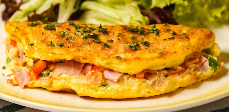 Omelete Mista: Carne, Frango, Queijo, Tomate, Cebola, Bacon, Orégano