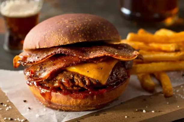 X-Bacon com cebola caramelizada